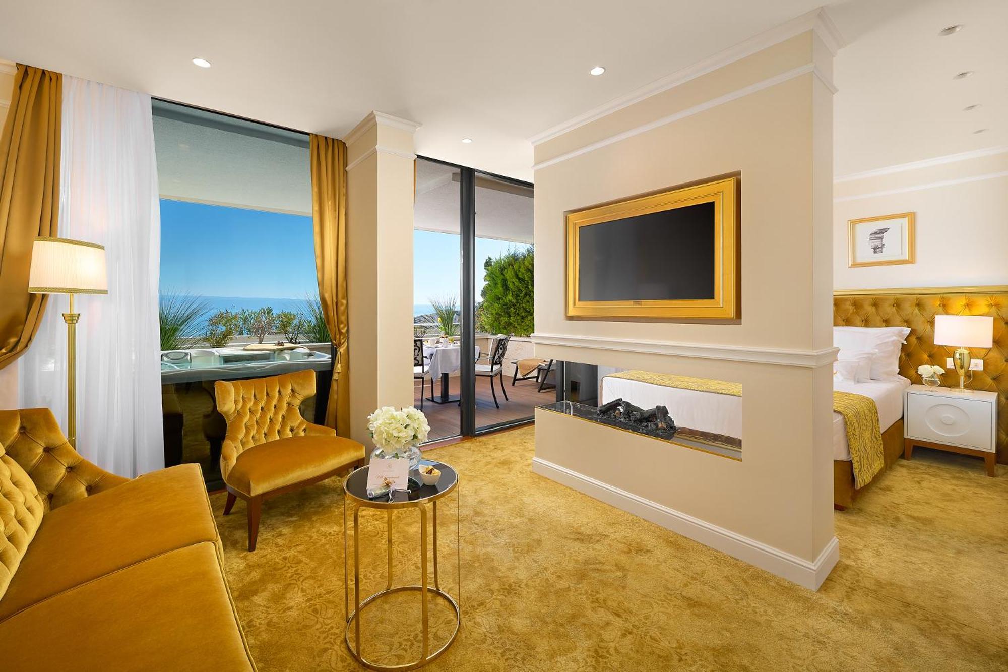 Deluxe Suite Sea Front Outdoor Jacuzzi,999298194:JPEG